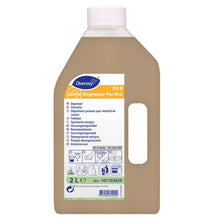 Eine 2-Liter-Flasche Suma Degreaser Pur-Eco D3.9 Fettlöser von Diversey Deutschland GmbH & Co. OHG, mit beiger Flüssigkeit, umweltfreundlichen Piktogrammen, Produktinfo, Anleitung auf dem Etikett und inklusive Sprühkopf.