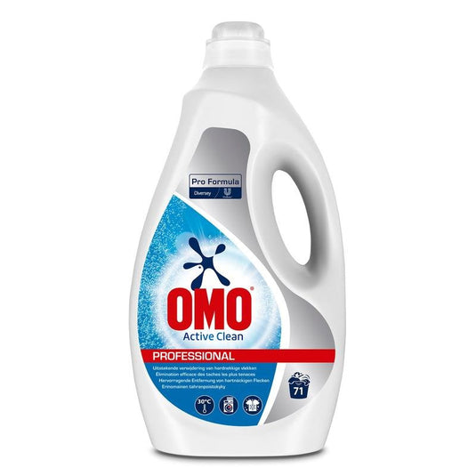 En hvid 5-liters flaske Omo Professional Active Clean flydende vaskemiddel fra Diversey Deutschland GmbH & Co. OHG har en blå etiket med teksten »Pro Formula«, »Effektiv pletfjernelse« og oplysninger på flere sprog; mængden rækker til 71 vask.