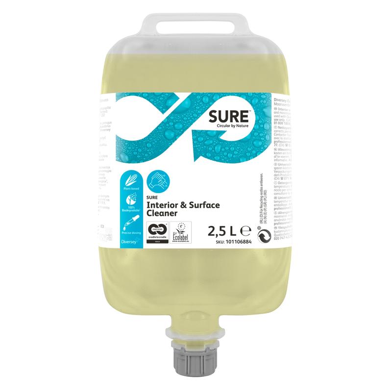 Den 2,5-liters beholder af SURE Interior & Surface Cleaner universalrengøringsmiddel fra Diversey Deutschland GmbH & Co. OHG kendetegnes ved plantebaserede ingredienser, en gul væske, øko-certificerede hvid-blå etiketter samt greb og hældetud for nem anvendelse.
