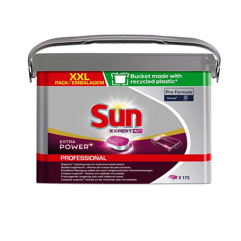 En plastikspand med SUN Professional All-in-1 Extra Power Tabs fra Diversey Deutschland GmbH & Co. OHG, premium opvaskemaskinetabs (175 stk.), violette tabletter, gråt låg og en bemærkning om, at spanden er lavet af genbrugsplast.