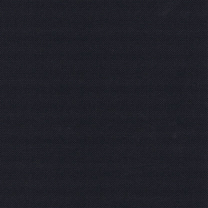 Nærbillede af den elegante, mørke vævestruktur af 50 servietter "ROYAL Collection" 1/4-fold (40 x 40 cm) fra PAPSTAR GmbH i sort, som imponerer med sin glatte og højkvalitetsforarbejdning.