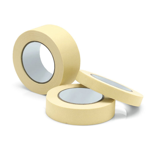 Tre ruller Nölle Profi Brush malertape fra Nölle Profi Brush Bürsten- & Pinseltechnik e.K. i beige er afbildet på hvid baggrund – to stående, én liggende – med synlige papkerner, ideelle til præcise malekanter og professionelt arbejde.