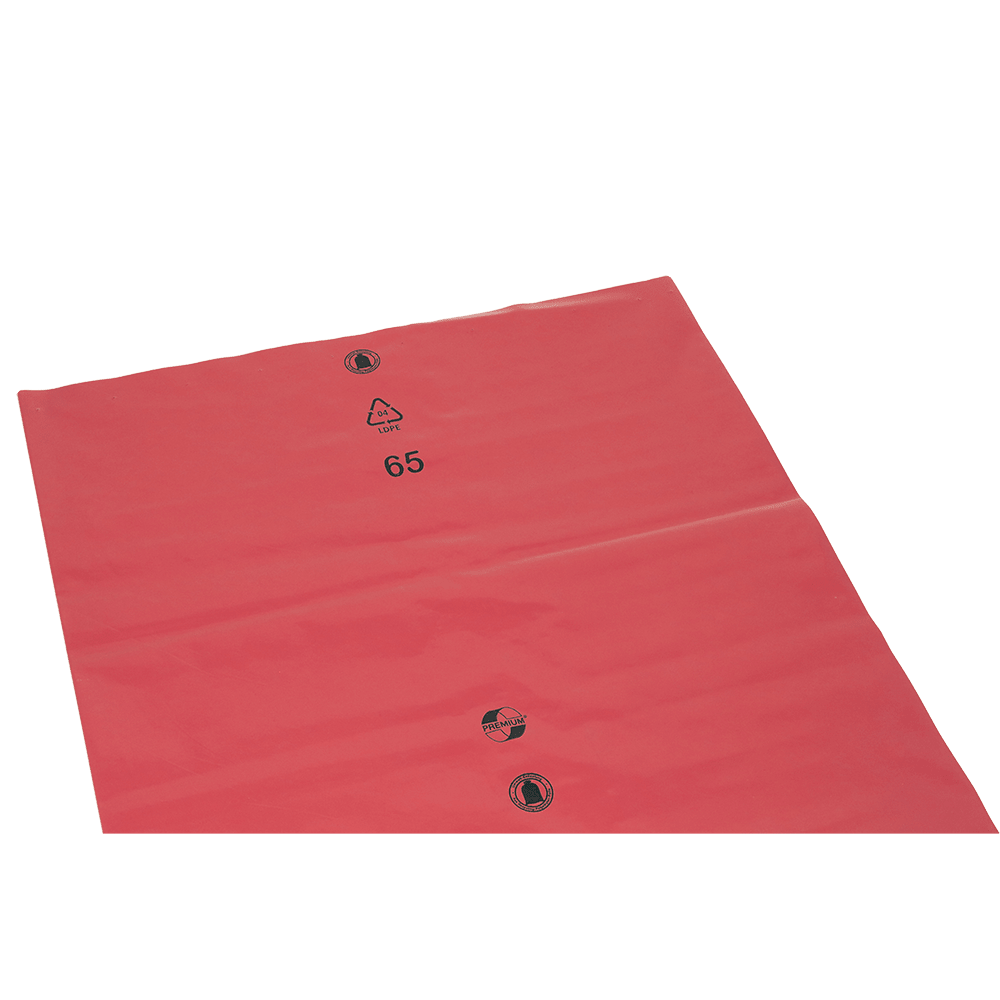 Den store røde plastikpose DEISS 11101 (700x1100x0,1 mm) fra EMIL DEISS KG med de sorte genbrugs- og advarselssymboler og tallet 65 sikrer en sikker transport. Afbildet på hvid baggrund. Pakket i en kasse med 200 stykker.