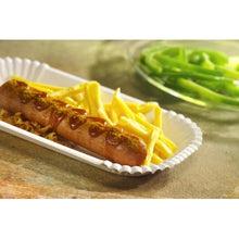 Auf einer PAPSTAR 100 Schalen, Pappe „pure“ eckig weiß der PAPSTAR GmbH liegt eine Wurst mit Currysauce und Pommes, im Hintergrund geschnittene grüne Paprika in einer Glasschale – ideal für die umweltfreundliche Gastronomie.