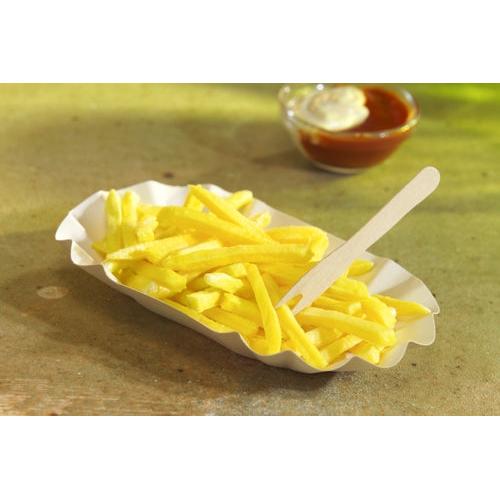 En PAPSTAR 250 skåle, pap "pure" ovalt hvidt fra PAPSTAR GmbH er fyldt med gule pommes frites og en trægaffel. I baggrunden står en lille glasskål med mørk sauce og mayonnaise.