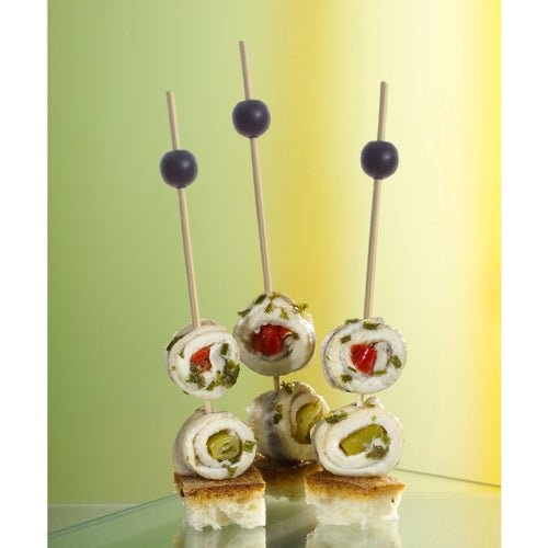 Tre PAPSTAR 250 fingerfood-pinde fra PAPSTAR GmbH holder ost-, krydderurte- og grøntsagsboller på brødterninger, hver pyntet med en sort oliven. Den blidt oplyste baggrund er i grønne og gule nuancer.