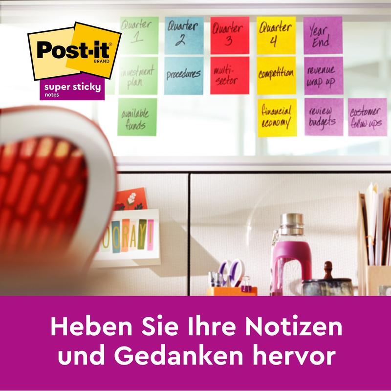 På et skrivebord ligger en Post-it® Super Sticky Notes blok (76 mm x 127 mm, 90 ark/blok, 100% PEFC) fra 3M Deutschland GmbH med farverige, med forretningsbegreber mærkede sedler. Teksten lyder: "Fremhæv dine noter og tanker.