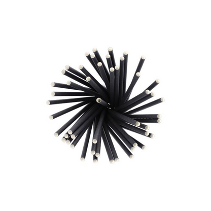 Et top-down-billede af en gruppe miljøvenlige, sorte cylindriske stænger med hvide ender, der ligner bæredygtige Shake-sugerør, papir-sugerør Ø 8 mm, 25 cm, fra PAPSTAR GmbH arrangeret i et radialt stjernemønster.