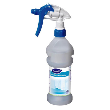En gennemsigtig, ergonomisk Room Care R3 Plus Pur-Eco sprayflaske fra Diversey Deutschland GmbH & Co. OHG med blå-hvidt sprayhoved indeholder klar væske til miljøvenlig rengøring; Etiketten viser et rent rum.