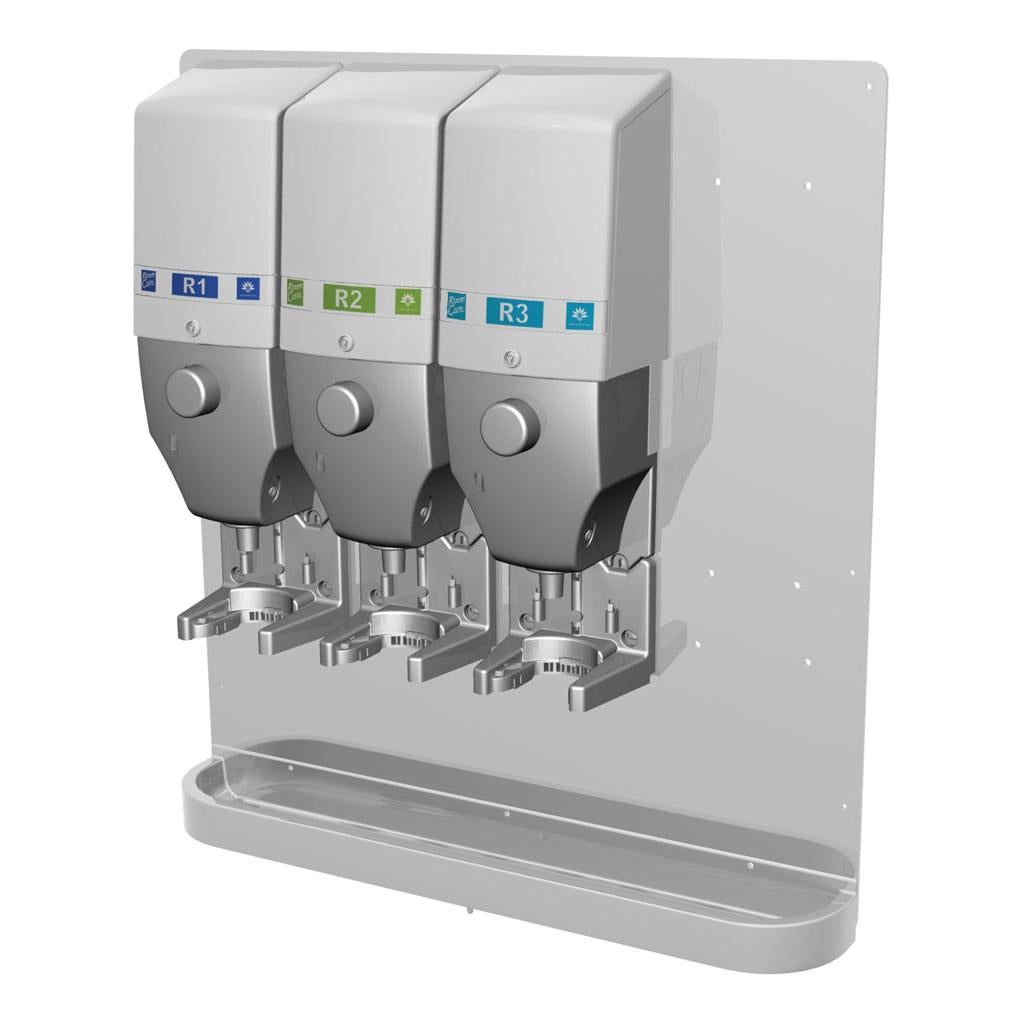 Tre DQFM-systemdispensere (blå, grøn, blå), vægmonteret med en metaldrypbakke, forudinstalleret til lavt flow. Kompatibel med højkoncentrat til hygiejnisk brug. Mærke: Diversey Deutschland GmbH & Co. OHG.