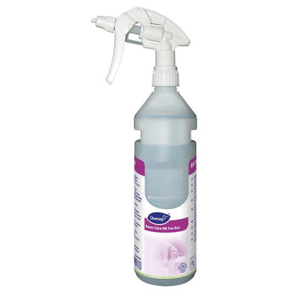 En gennemsigtig Room Care R9 Plus Pur-Eco-sprøjteflaske af plast, tom, fra Diversey Deutschland GmbH & Co. OHG, med en hvid sprøjtedyse og en etiket med lilla detaljer, designet til miljøvenlige rengøringsmidler.