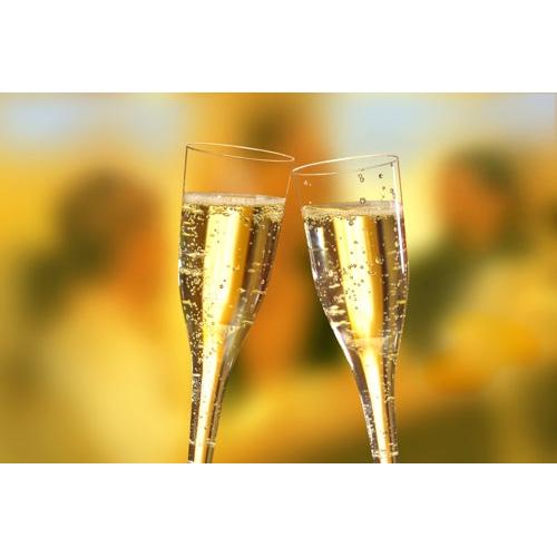 To Starpak 10 stilkglas til champagne, PS 0,1l klirrer mod hinanden og understreger ægte champagneoplevelse midt i en sløret scene af mennesker og varme lys.