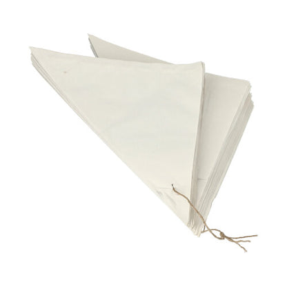 Ein Stapel PAPSTAR 1000 Spitztüten aus Zellulose, gefädelt von der PAPSTAR GmbH, liegt locker mit brauner Schnur gebunden vor weißem Hintergrund – ein umweltfreundliches Design.