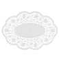 Das PAPSTAR 500 Mokkadeckchen oval weiss der PAPSTAR GmbH besticht durch ein weißes Spitzendesign mit gewelltem Rand, floralem Muster und massiver Mitte – ideal für Ihre Kaffeetafel und aus hochwertigen Materialien gefertigt.