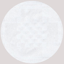 Das Papiertischtuch mit Damastprägung (10 m x 1 m) der PAPSTAR GmbH verfügt über ein weißes Kreismuster mit dünnen diagonalen grauen Linien und Rautenmotiven, ideal für festliche Anlässe, auf hellgrauem Hintergrund.