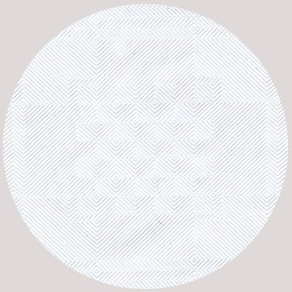 Papirdugsdugen med damaskprægning (10 m x 1 m) fra PAPSTAR GmbH har et hvidt cirkelmønster med tynde diagonale grå linjer og diamantmotiver, ideelt til festlige lejligheder, på en lysegrå baggrund.
