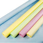 Fire pastelfarvede PAPSTAR papirsdugruller (gul, grøn, lyserød, cremefarvet) præsenteres ved siden af et blåt, udrullet ark. Hver rulle: 8 m x 1 m. Perfekt til elegante borddekorationer fra PAPSTAR GmbH.