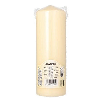 Et stort, cremefarvet Starpak-stumpelys (Ø 70 mm, 200 mm) med ekstra lang brændetid leveres i en plastikindpakning med mærketikette – perfekt til dekoration af din stue.