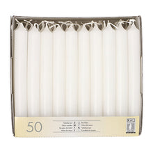 Eine Schachtel mit 50 Starpak Tafelkerzen (Ø 2,1 cm · 19,6 cm) in Weiß, aufrecht in einem Papptray. Jede Kerze ist unbenutzt mit intaktem Docht; die Verpackung verfügt über mehrsprachige Produktinformationen für eine elegante Atmosphäre.