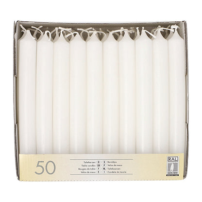 Eine Schachtel mit 50 Starpak Tafelkerzen (Ø 2,1 cm · 19,6 cm) in Weiß, aufrecht in einem Papptray. Jede Kerze ist unbenutzt mit intaktem Docht; die Verpackung verfügt über mehrsprachige Produktinformationen für eine elegante Atmosphäre.
