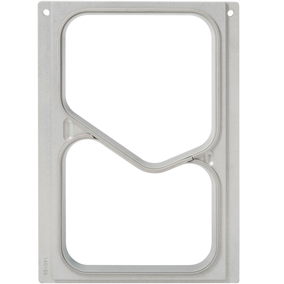 Kassetten DF10/20 fra Duni GmbH er en rektangulær sølvfarvet metalramme med to store, uregelmæssige udsnit og afrundede hjørner, kompatibel med 2-komp. PP GN menuskåle 630/490 ml. Den har monteringshuller i to hjørner.