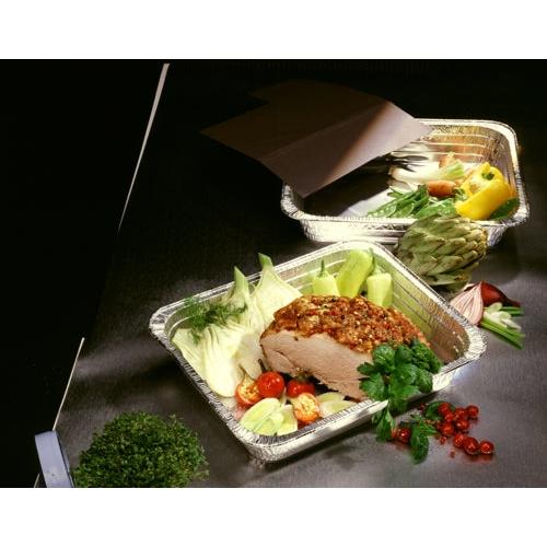 Tre Starpak Gastronorm-beholdere (alu, 3,4L, 5x26,2x32,2cm) præsenterer forskellige friske grøntsager, krydderurter, kogt kød med krydderurter, tomater og citronskiver. Lysende grønt pryder bordet foran mørk baggrund.