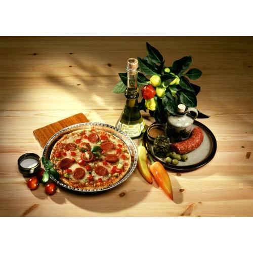 En peberonipizza serveres på en tallerken ved siden af vin, salami, oliven og friske produkter. Fagligt bagt i Starpak 25 Rundformer, Alu rund fra Starpak for optimal varmeledning på et rustikt træbord.