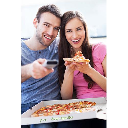 Et smilende par sidder på en sofa, foran dem står en firkantet PAPSTAR 100 pizzabokse, cellulose 'pure'. Manden holder en fjernbetjening, kvinden et stykke pizza. På den miljøvenlige boks fra PAPSTAR GmbH står der: 'pure Buon Apetito!'