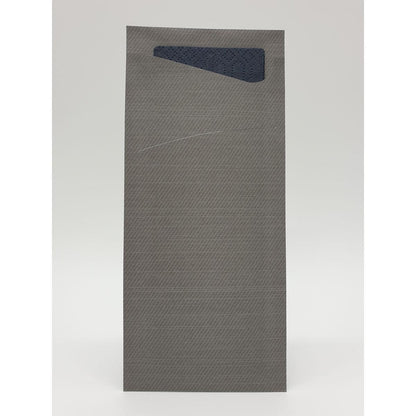 Ein hoher, rechteckiger Sacchetto Zelltuch 190 x 85 mm der Duni GmbH mit strukturierter grauer Oberfläche und einer dunklen dreieckigen Klappe an der Oberseite steht vor einem schlichten weißen Hintergrund.