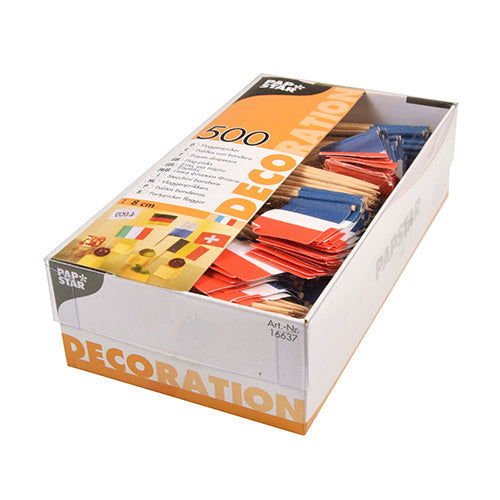 I en kasse med påskriften „PAPSTAR 500 Deko-Picker 8 cm hvid“ fra PAPSTAR GmbH er der 500 miljøvenlige papirflag i forskellige landedesigns, herunder fra Frankrig og Schweiz. I den åbne emballage er pickerne pænt stablet.