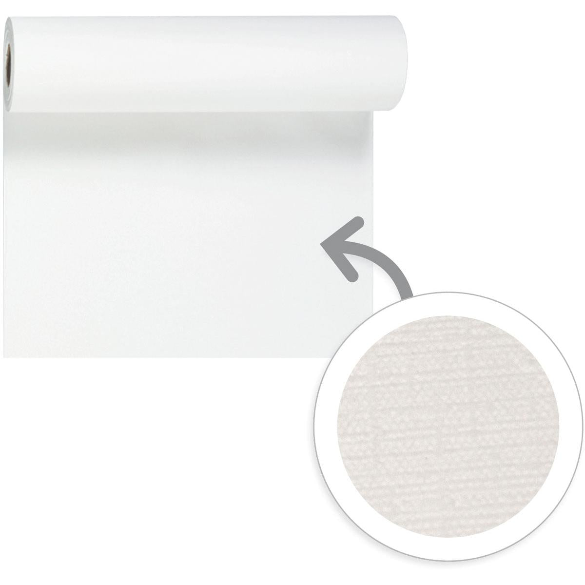 En rulle ensfarvet hvid Evolin-bordløber Tête-à-Tête 24 m x 0,41 m (20 sektioner) fra Duni GmbH rulles nedad. En pil fremhæver et cirkulært nærbillede, der afslører det subtile, strukturerede overflademønster på borddekorationen.