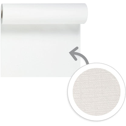 En rulle ensfarvet hvid Evolin-bordløber Tête-à-Tête 24 m x 0,41 m (20 sektioner) fra Duni GmbH rulles nedad. En pil fremhæver et cirkulært nærbillede, der afslører det subtile, strukturerede overflademønster på borddekorationen.