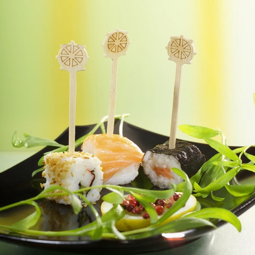 Tre stykker sushi på en sort tallerken, hver unikt toppet og sikret med PAPSTAR fingerfood-picker "Rat" 9 cm fra PAPSTAR GmbH, er perfekte til fester. Grøn garniture og rød sauce pryder retten og tilbyder en stilfuld catering med pappbakken (200 stykker).