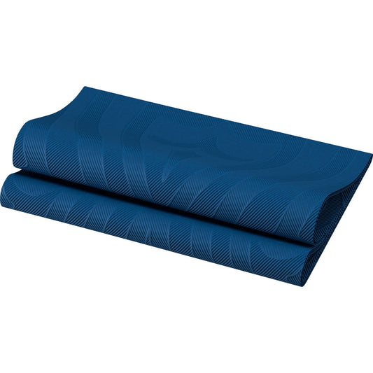 Eine blaue Yogamatte mit gewellter Struktur ist auf weißem Hintergrund aufgerollt und erinnert an den eleganten Look der Elegance Servietten 40x40 cm dunkelblau-premium Tischdekoration der Duni GmbH in einer Packung mit 40 Servietten.