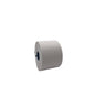 En enkelt stor rulle CWS toiletpapir genbrug hvid 25 g/m² fra CWS, med synlig papkerne, står på siden foran en ensfarvet hvid baggrund.