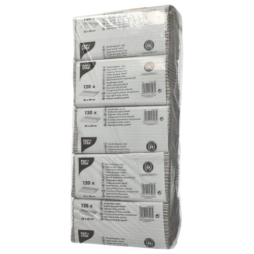 Eine Klarsichtpackung der PAPSTAR GmbH enthält sechs Stapel naturfarbenes, 1-lagiges C-Falz Handtuchpapier (50x25 cm) mit der Aufschrift "120 Blätter" aus 100 % Recyclingpapier und einer mehrsprachigen Produktinformation auf der Packung.