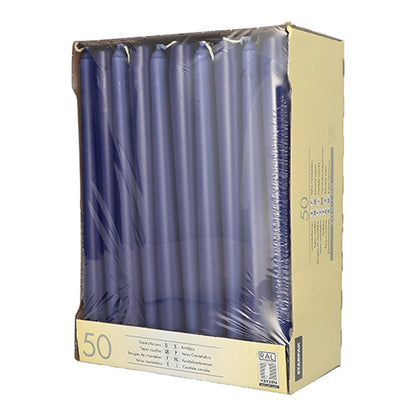 Ein beiger Starpak-Karton enthält 50 blaue Leuchterkerzen (Ø 2,2 cm, 25 cm), die teilweise in durchsichtiges Plastik eingewickelt sind, mit Produktinformationen auf der Seite und der Vorderseite.