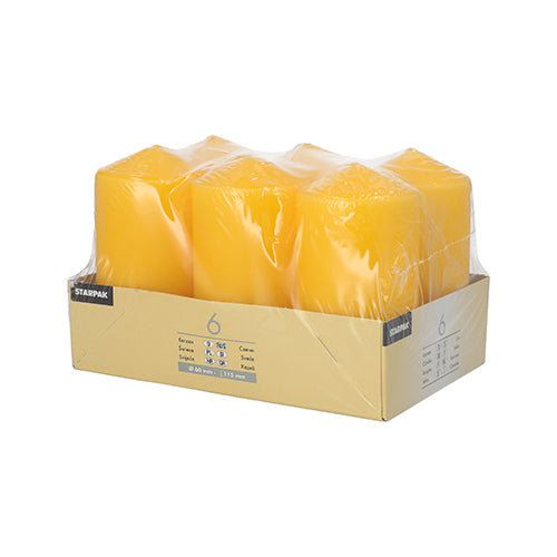 På en beige bakke med påskriften 'Starpak' er der en pakke med seks Starpak 6 søjlelys Ø 60 mm · 115 mm af høj kvalitet voks, pakket i gennemsigtig plastikfolie, præsenteret på en enkel hvid baggrund.