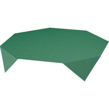 Ein geometrischer Tisch mit unregelmäßiger, polygonaler Platte und abgewinkelten Beinen in Jägergrün, von oben gesehen auf Weiß - ideal für die Präsentation der Dunisilk Tischdecke 84x84 cm in Jägergrün von Duni GmbH (100er Pack, Premiumqualität).
