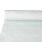 En delvist udrullet rulle PAPSTAR GmbH papirserviet med damastprægning, hvid (10 m x 1,2 m), fremhæver den elegante struktur – ideel til et stilfuldt dækket bord. Den enkle baggrund leder opmærksomheden hen på den eksklusive damastprægning.