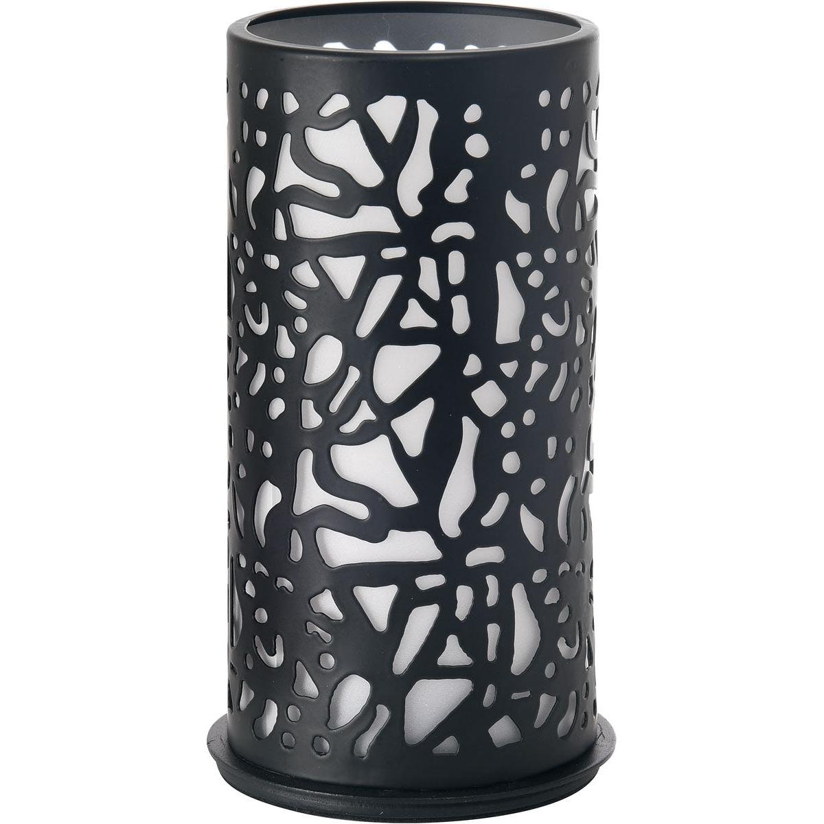 Lysestagen i metal, 140x75 mm, Twist sort fra Duni GmbH overbeviser med moderne design og abstrakt udskæringsmønster, der skaber stemningsfuldt lys gennem uregelmæssige former. Ideel som en stilfuld accent til dit hjem.
