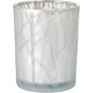 Lysestagen 100x80 mm i Shimmer White fra Duni GmbH imponerer med sit elegante design med frostet udseende og sølvfarvet indre - en udsøgt boligaccessory, der forbedrer ethvert rum; tilgængelig i en pakke med 1 styk.