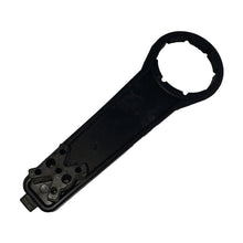 Nøglen til L-Ring-tromlen fra Diversey Deutschland GmbH & Co. OHG er et sort plastværktøj med en rund, riflet ende og et fladt håndtag, ideelt til at stramme eller løsne L-Ring-tromlens låg (1 stykke pr. pakke).