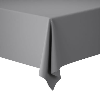 Eine Nahaufnahme zeigt einen rechteckigen Tisch, der mit einer glatten Duni GmbH Evolin-Tischdeckenrollen 1,20 m x 20 m Tischdecke bedeckt ist. Sauber drapierte Ecken machen sie ideal für eine elegante Tischdekoration vor einem weißen Hintergrund.