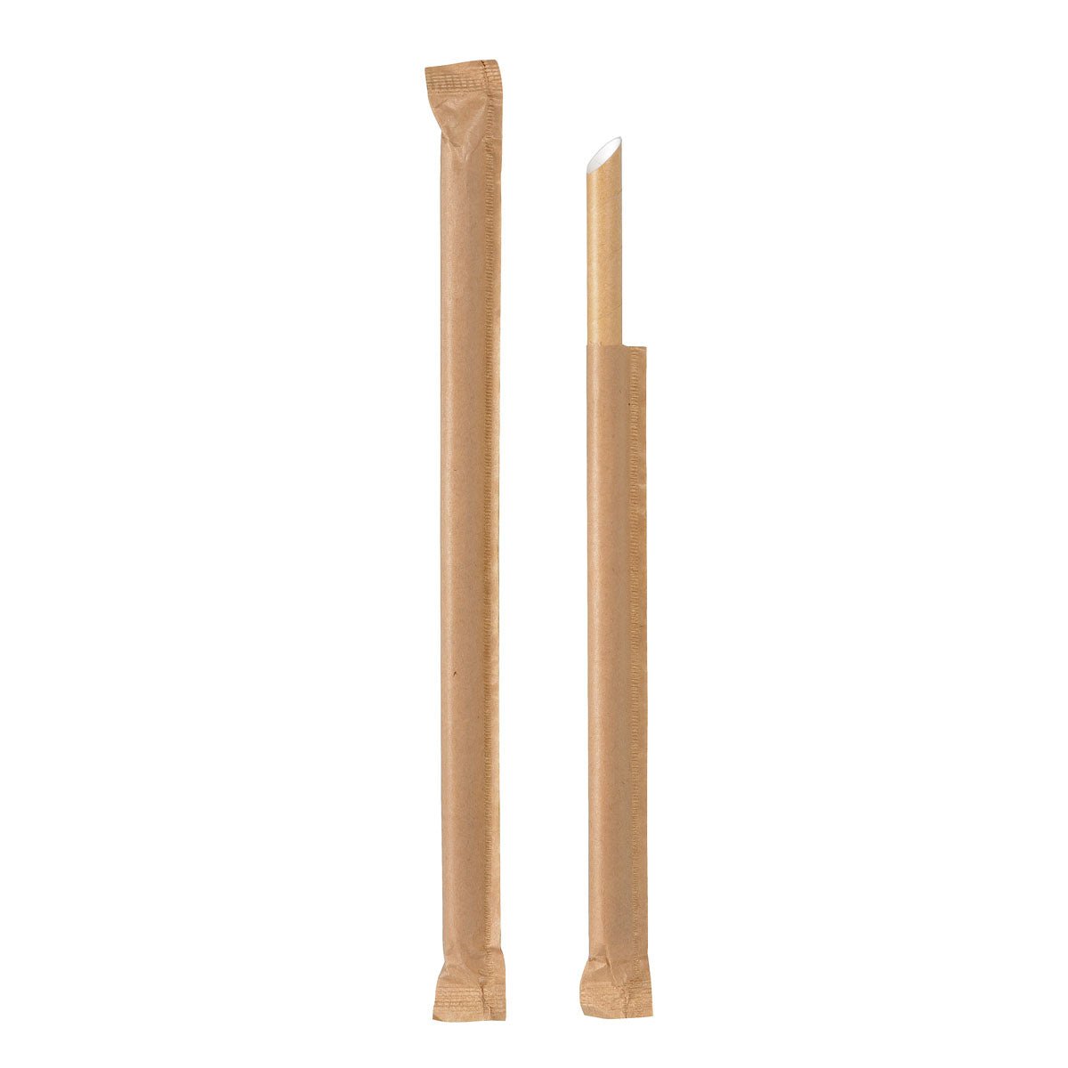 Et brunt indpakket Duni GmbH-sugerør med indstiksspids FSC® papir (Ø10 mm, 230 mm) står ved siden af et identisk sugerør, hvor emballagen delvist er fjernet. Begge står oprejst foran en hvid baggrund. Sælges i pakker á 100 stk.