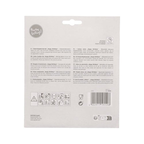 På bagsiden af PAPSTAR bogstavlys "Happy Birthday", 8 cm, blister (1 stk) fra PAPSTAR GmbH findes flersprogede instruktioner, sikkerheds- og genbrugssymboler, stregkoder samt navnet og adressen på mærket på en lysegrå baggrund.