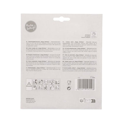 På bagsiden af PAPSTAR bogstavlys "Happy Birthday", 8 cm, blister (1 stk) fra PAPSTAR GmbH findes flersprogede instruktioner, sikkerheds- og genbrugssymboler, stregkoder samt navnet og adressen på mærket på en lysegrå baggrund.