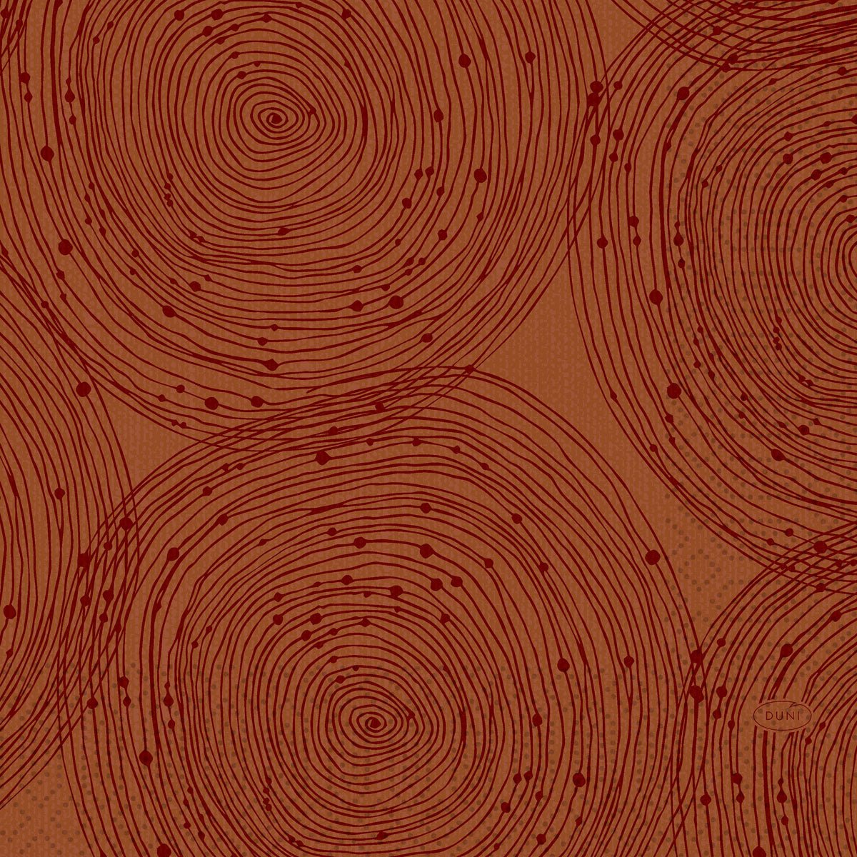 Et mønster af overlappende, tynde røde koncentriske cirkler og spredte røde prikker på brun baggrund er trykt på Duni GmbH Zellstofservietter 33 x 33 cm, 3-lags, 1/4 fold Jordagtig | Pakke (50 stykker).