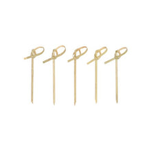 Fyrre PAPSTAR 40 fingerfood-plukkere "pure" fra PAPSTAR GmbH lavet af bambus med spidse ender og snoede knuder står overskueligt og jævnt lodret på en enkel hvid overflade, ideel til servering af fingerfood.