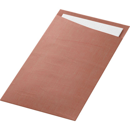 Der Sacchetto Dunisoft 230 x 115 mm von Duni GmbH ist ein brauner Serviettenhalter mit einer teilweise sichtbaren weißen Serviette, fotografiert vor einem schlichten weißen Hintergrund.